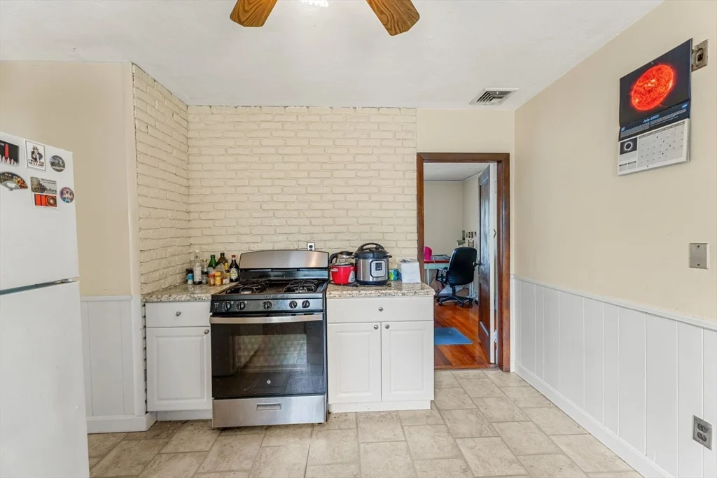 2 bed, 1 bath apartment for rent at 25 Dartmouth St Unit 2, East Watertown — photo 8 of 17