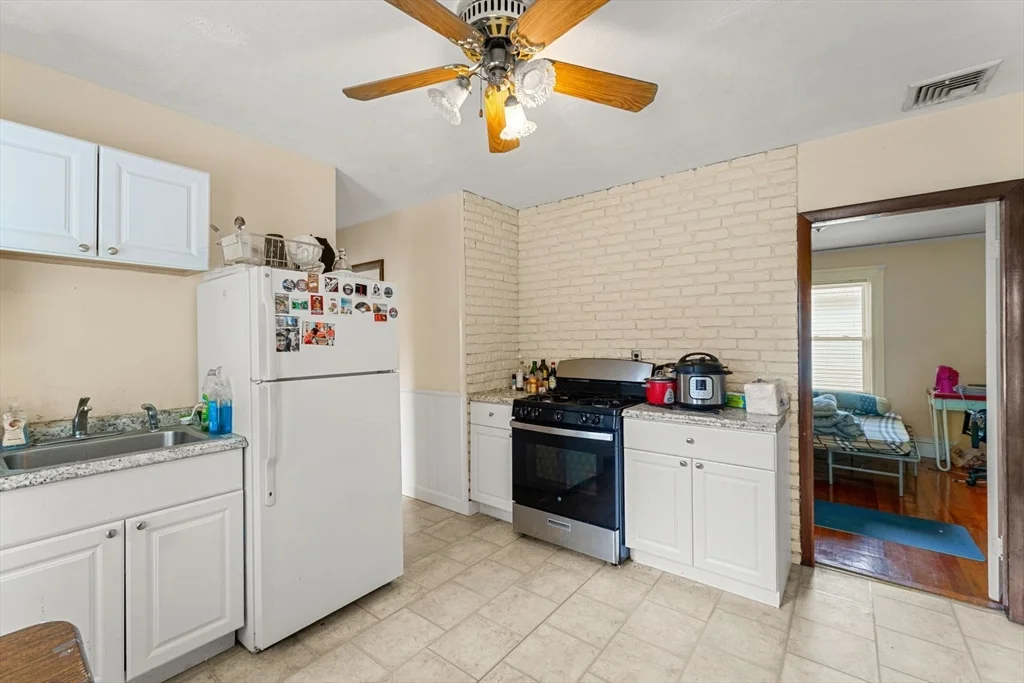 2 bed, 1 bath apartment for rent at 25 Dartmouth St Unit 2, East Watertown — photo 6 of 17