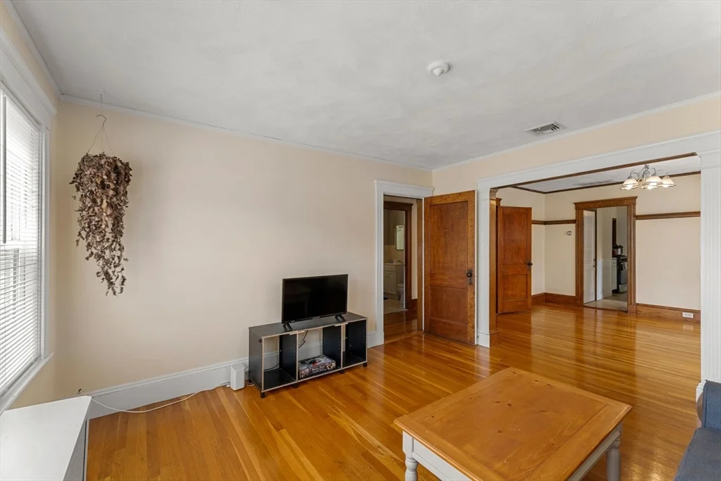 2 bed, 1 bath apartment for rent at 25 Dartmouth St Unit 2, East Watertown — photo 2 of 17