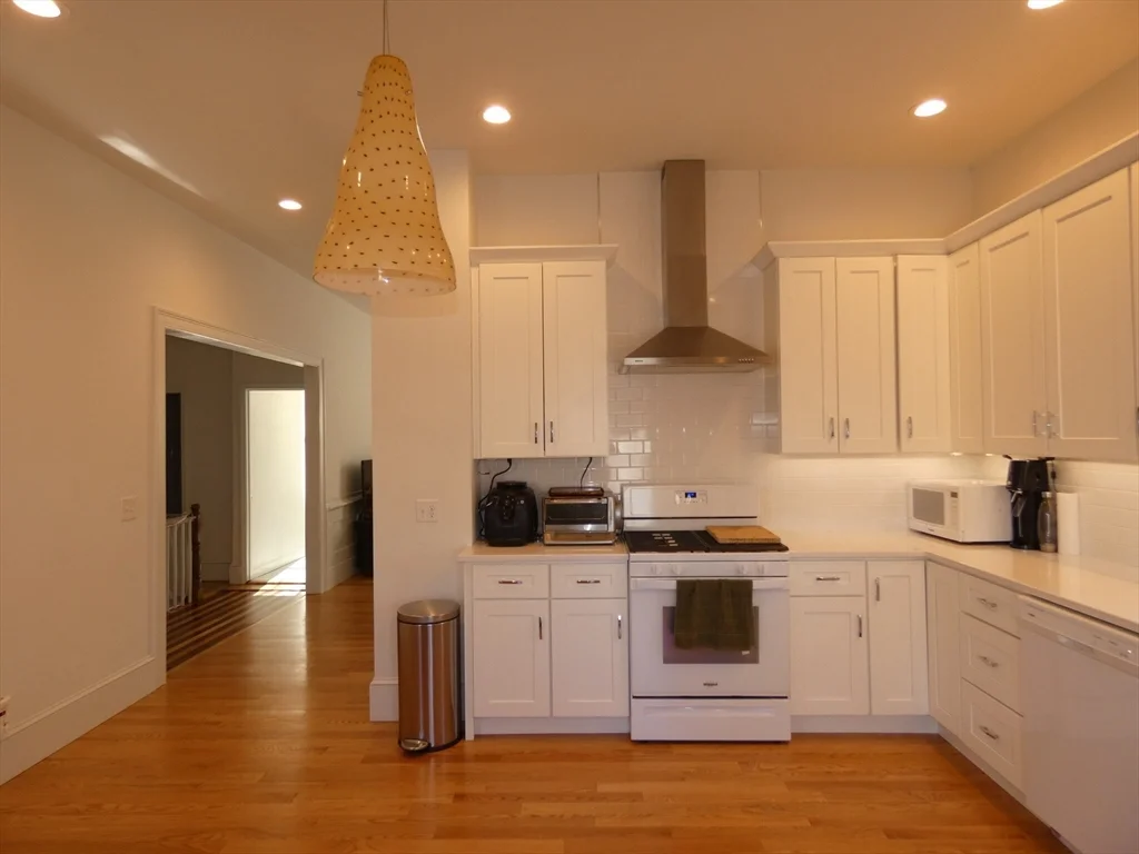 6 bed, 3 bath apartment for rent at 25 Davis Ave Unit 2, Brookline Village — photo 4 of 30