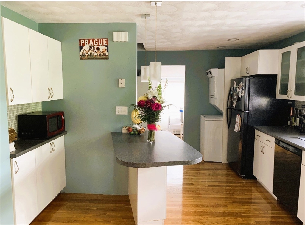 2 bed, 1 bath apartment for rent at 25 Emerald St Unit 2, Medford — photo 2 of 23