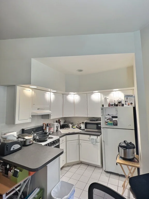 Studio bed, 1 bath apartment for rent at 25 Garrison Unit 1F, Brookline — photo 1 of 4