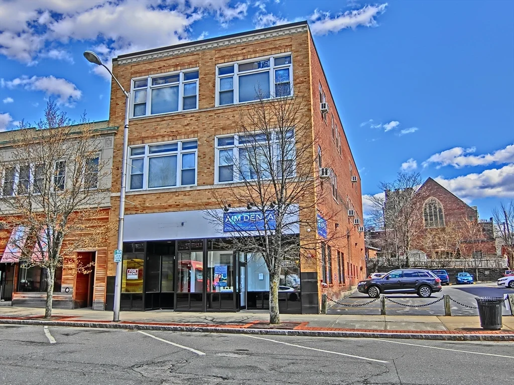 1 bed, 1 bath apartment for rent at 25 High St Unit 204, Clinton — photo 1 of 13