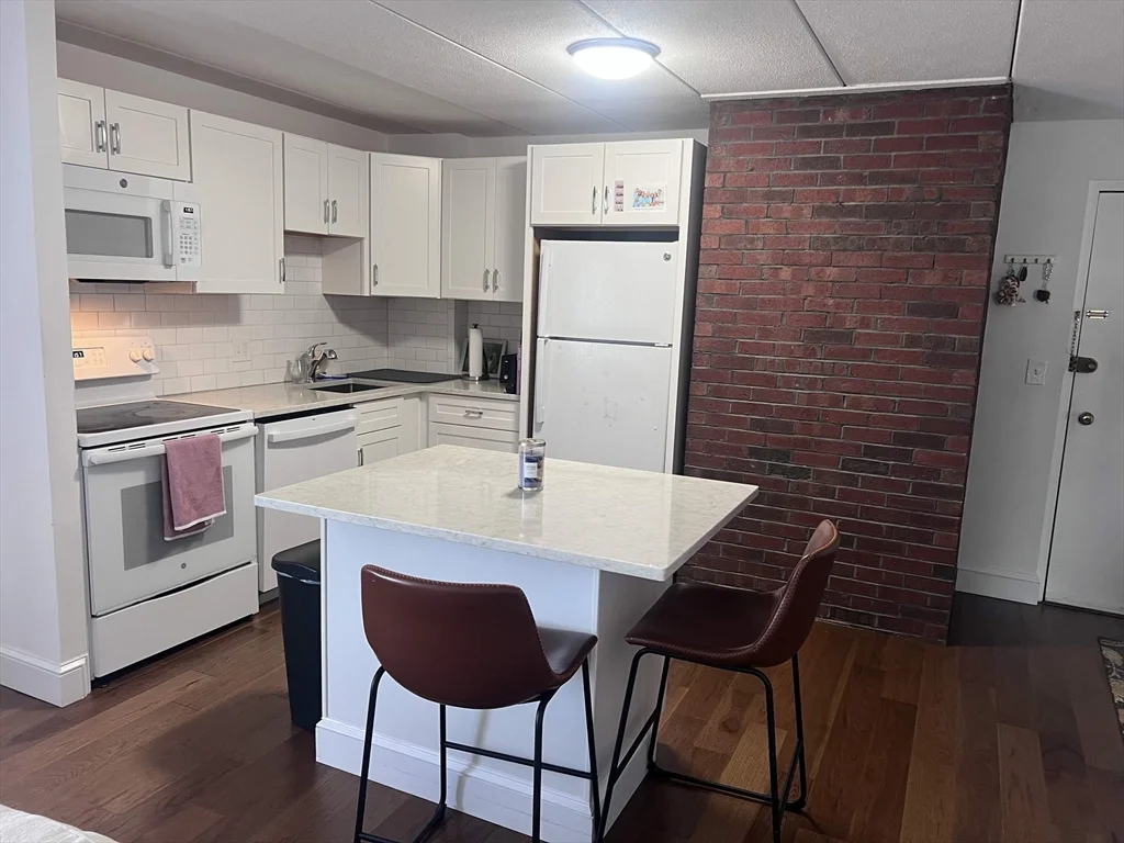 1 bed, 1 bath apartment for rent at 25 Homer Unit 2-4, West Cambridge — photo 3 of 10