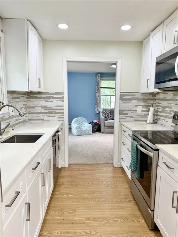3 bed, 1 bath apartment for rent at 25 Homeward Ln Unit 25, Natick — photo 5 of 16