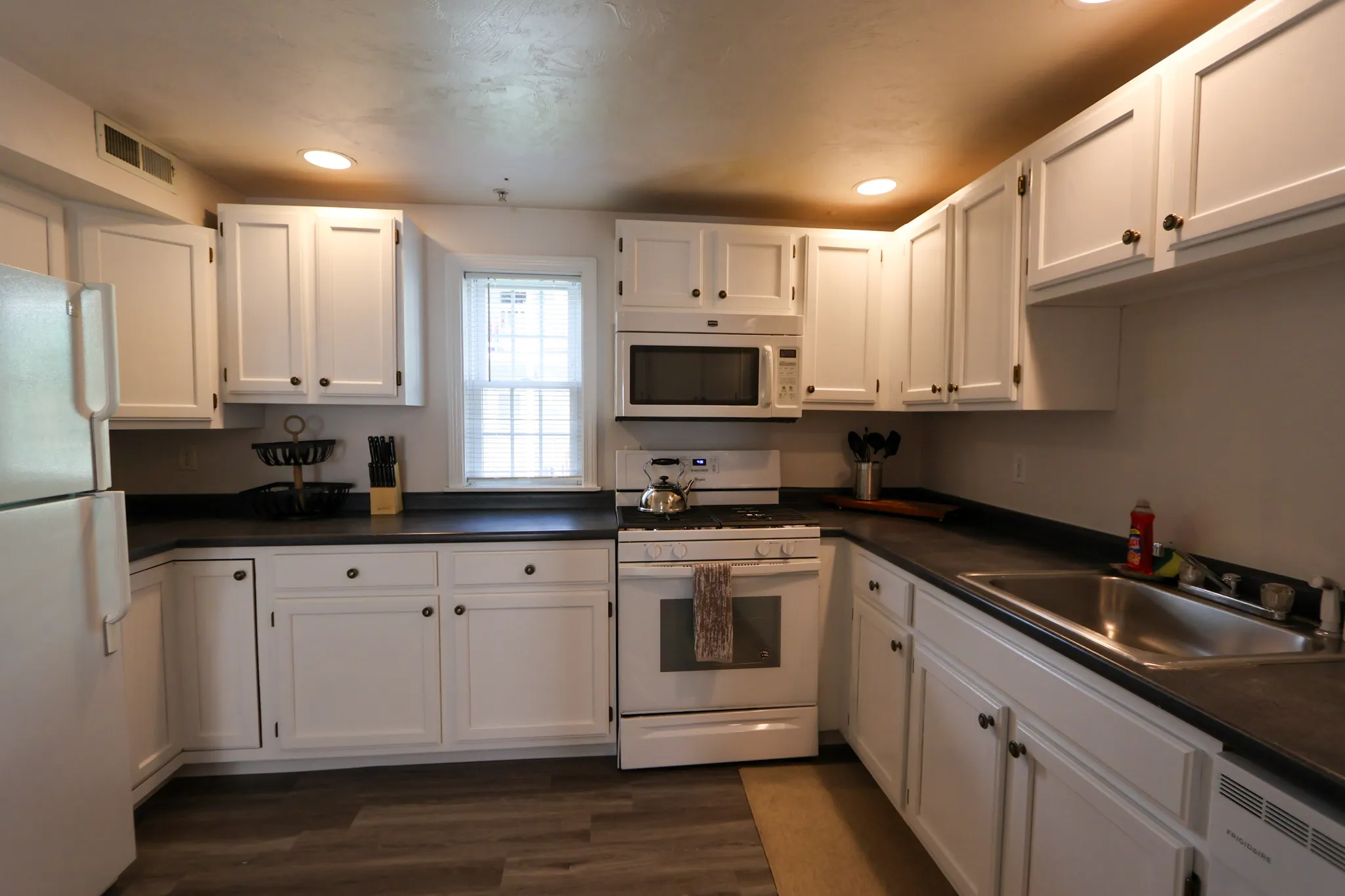 3 bed, 3 bath apartment for rent at 25 Jay St Unit C, Riverside — photo 15 of 29