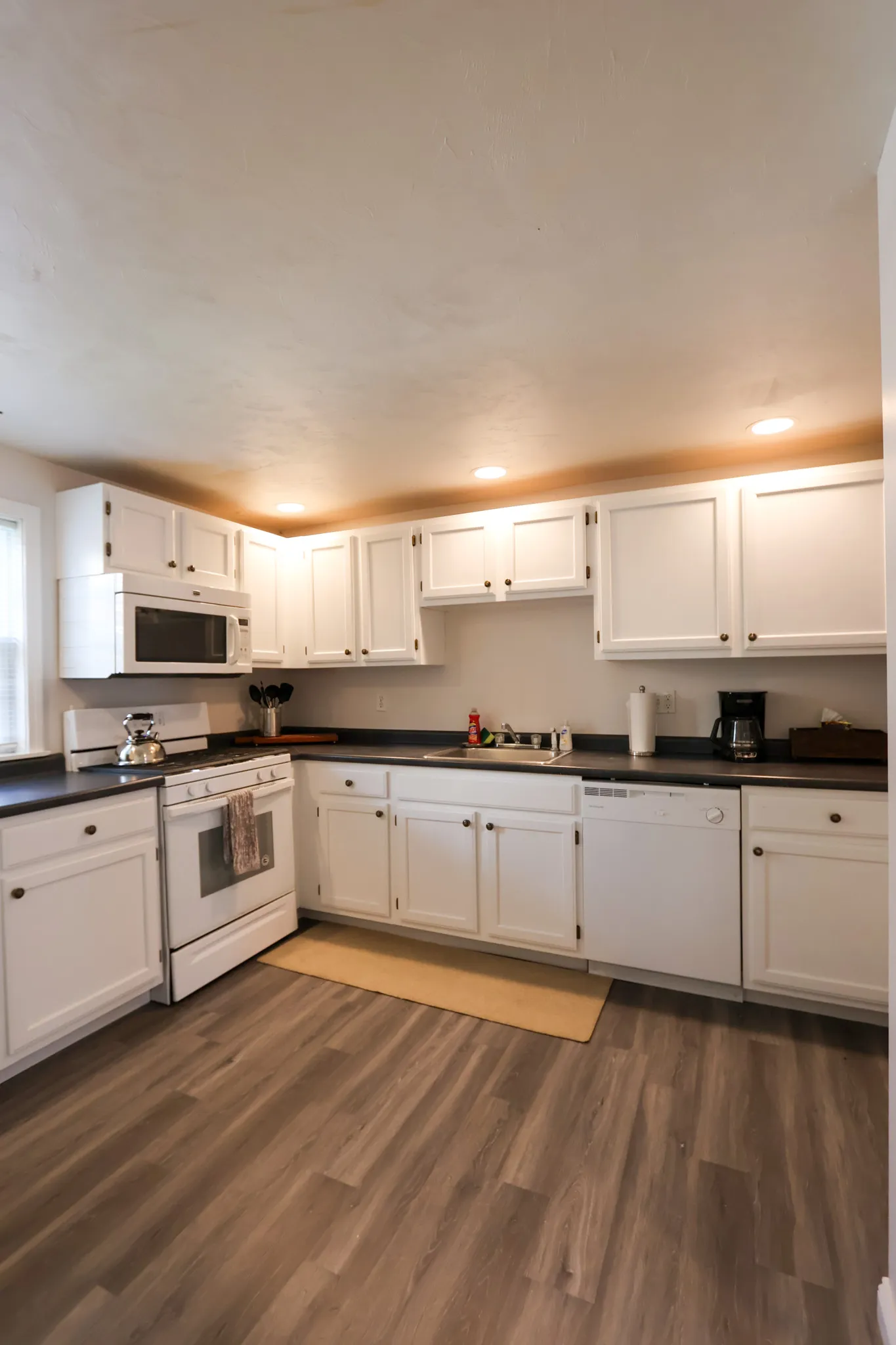 3 bed, 3 bath apartment for rent at 25 Jay St Unit C, Riverside — photo 14 of 29