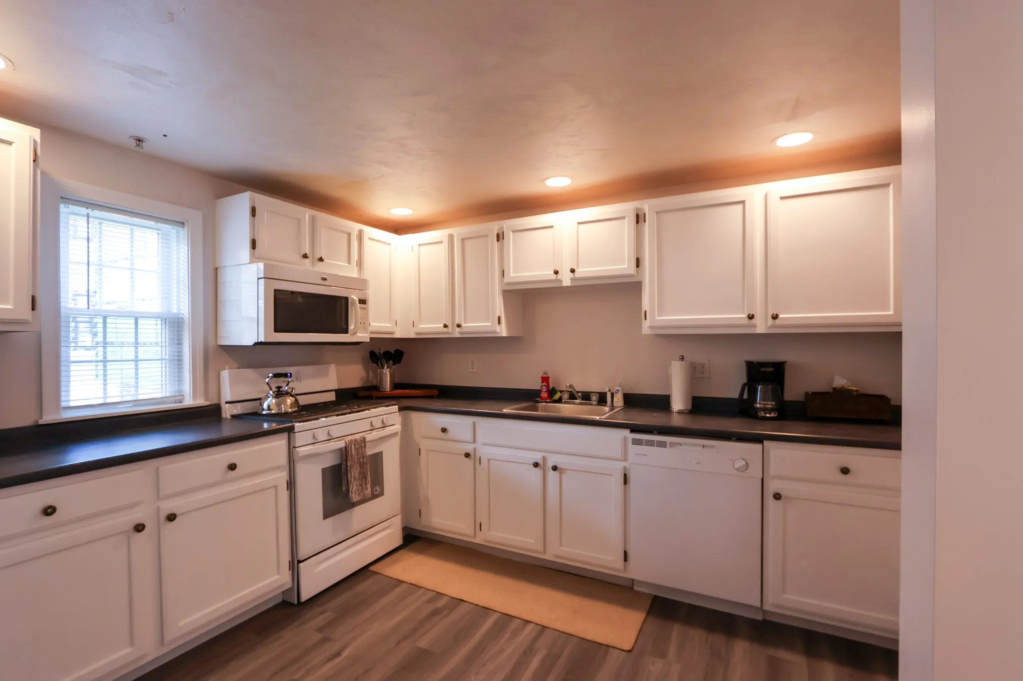 3 bed, 3 bath apartment for rent at 25 Jay St Unit C, Riverside — photo 13 of 29