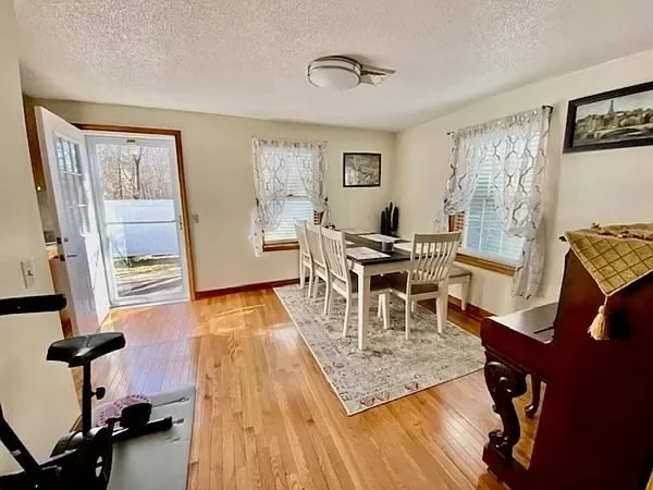 3 bed, 1 bath apartment for rent at 25 Kanawha Ave Unit 25, Agawam — photo 4 of 9