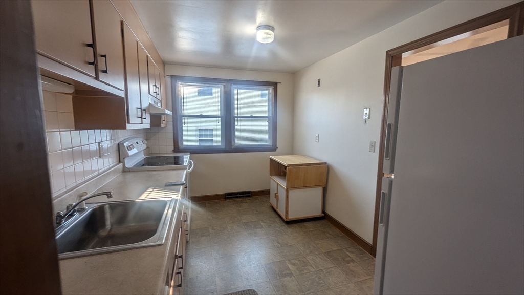 2 bed, 1 bath apartment for rent at 25 King St Unit 2, Watertown — photo 3 of 10