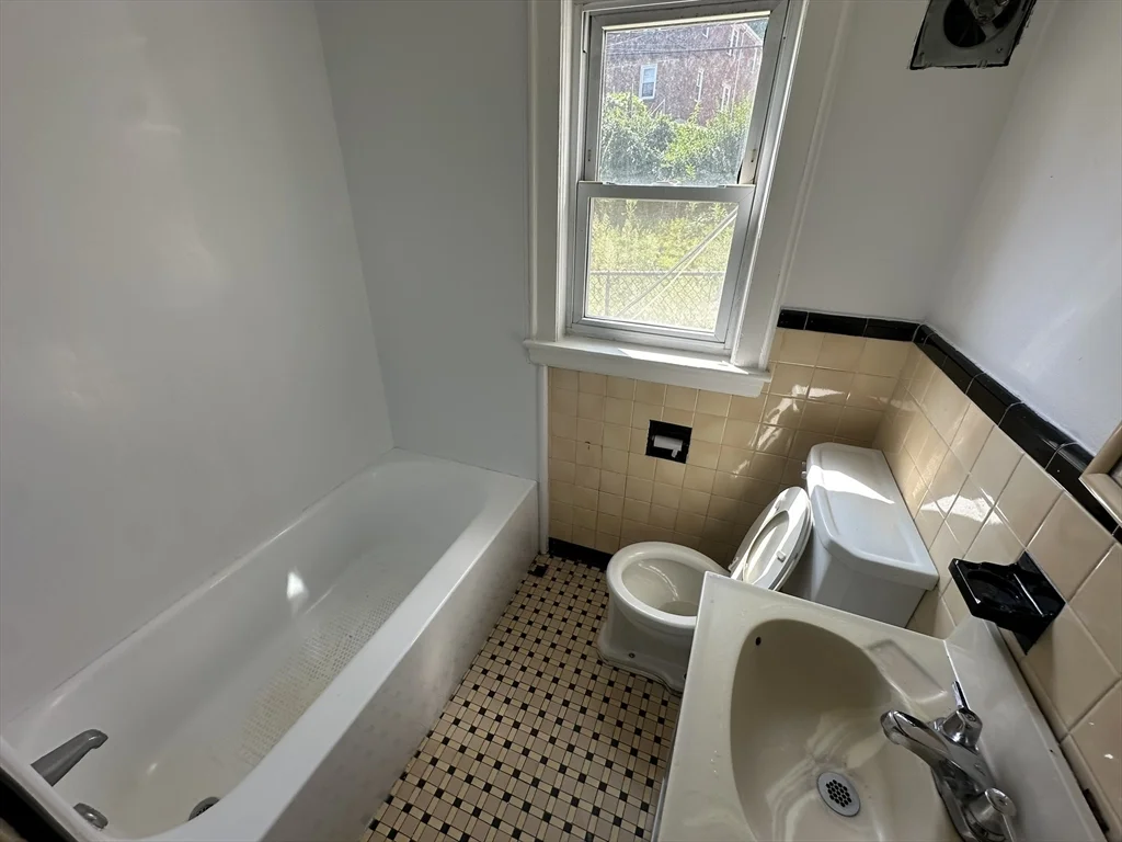 5 bed, 2 bath apartment for rent at 25 Kirkwood Rd Unit 1, Brighton — photo 8 of 9