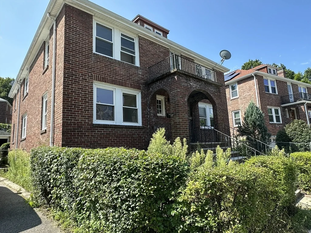 5 bed, 2 bath apartment for rent at 25 Kirkwood Rd Unit 1, Brighton — photo 1 of 9