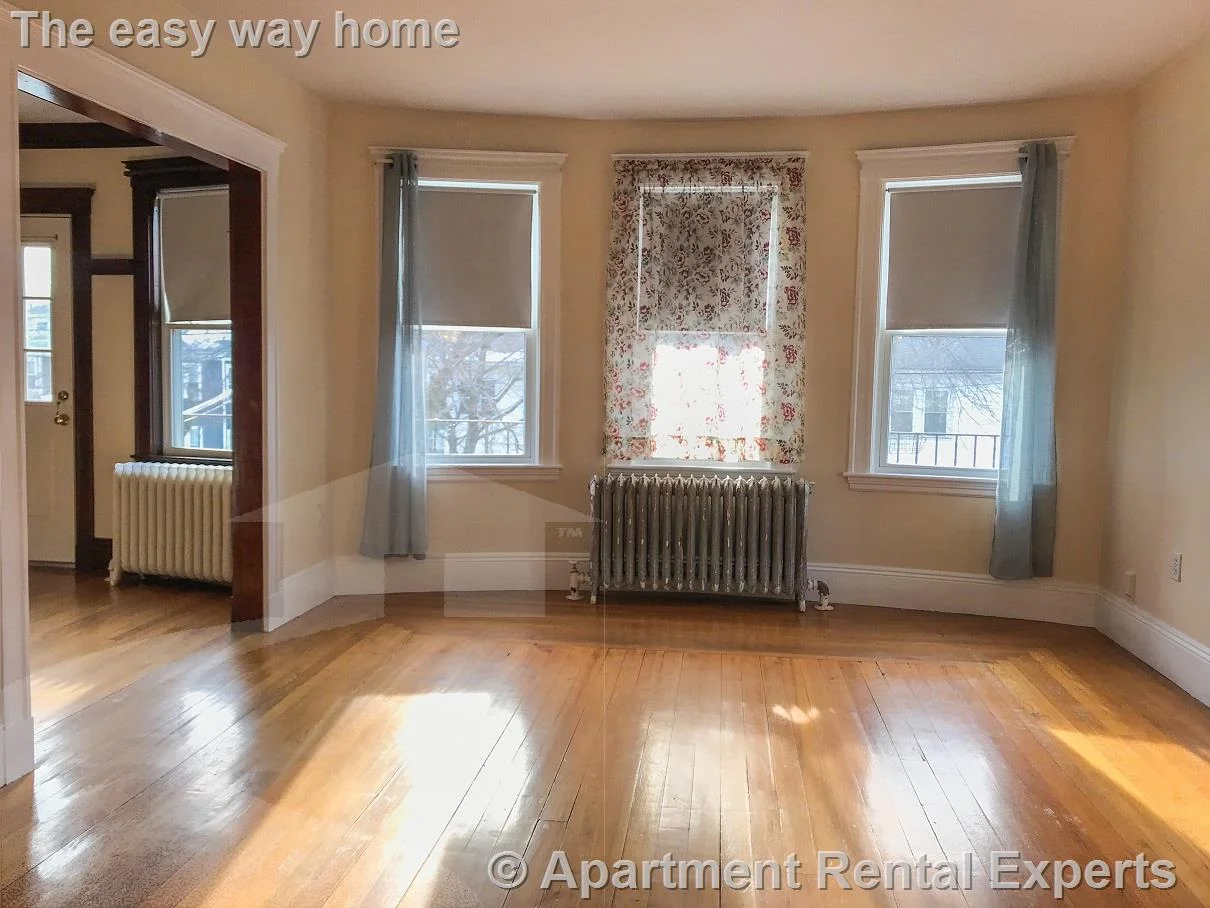 4 bed, 1 bath apartment for rent at 25 Lake St Unit 2, Arlington Line — photo 4 of 18