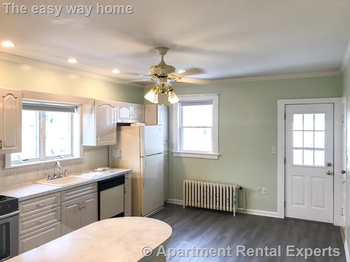 4 bed, 1 bath apartment for rent at 25 Lake St Unit 2, Arlington Line — photo 10 of 18