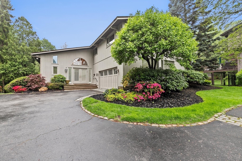 4 bed, 3 bath apartment for rent at 25 Laurus Ln, Newton — photo 1 of 31