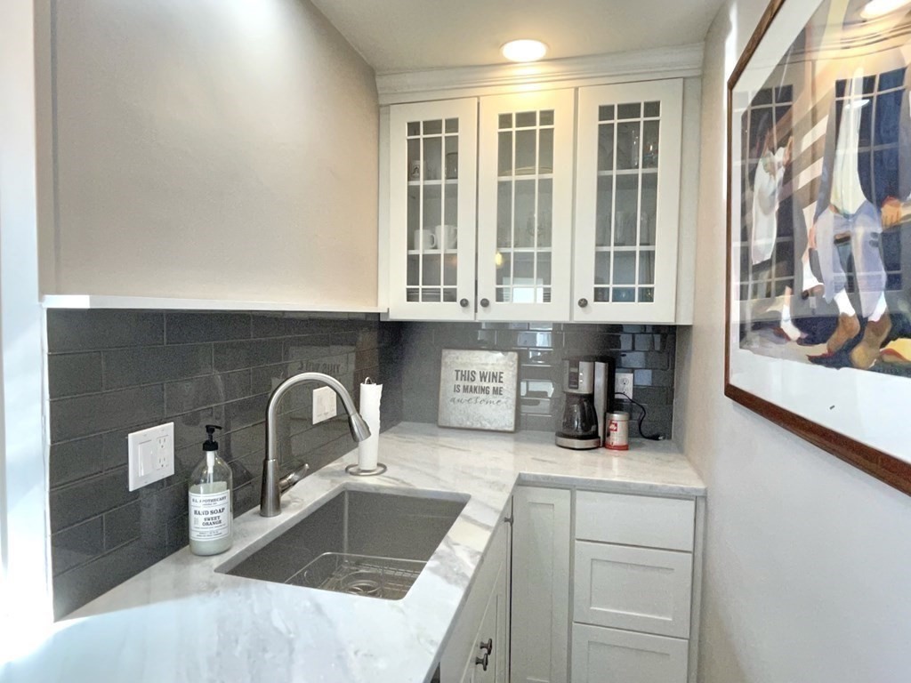 3 bed, 2 bath apartment for rent at 25 Mechanic St Unit 2, Old Town — photo 1 of 18