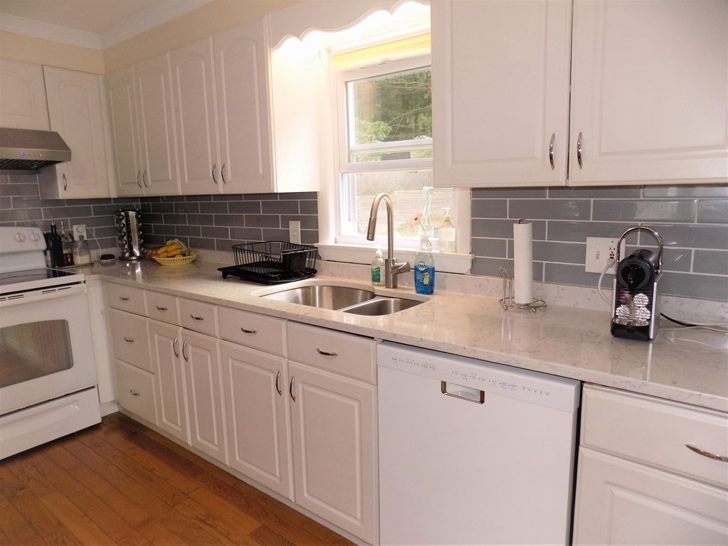 4 bed, 2 bath apartment for rent at 25 Moon Rd, Lynn — photo 3 of 29
