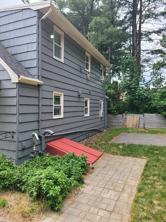 4 bed, 2 bath apartment for rent at 25 Moon Rd, Lynn — photo 2 of 29