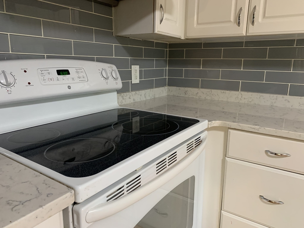 4 bed, 2 bath apartment for rent at 25 Moon Rd, Lynn — photo 4 of 29
