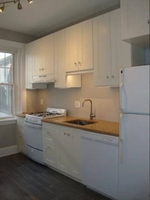 2 bed, 1 bath apartment for rent at 25 Mount Hood Unit 12, Brighton — photo 6 of 8