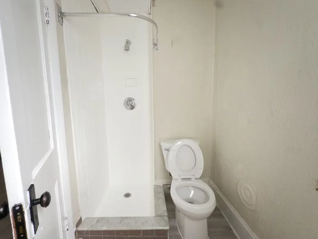 1 bed, 1 bath apartment for rent at 25 Oakland Ave Unit 2F, Everett — photo 5 of 6