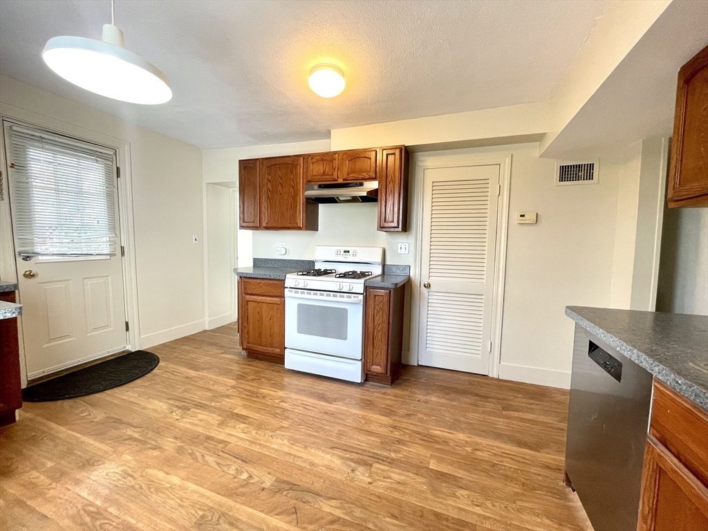 2 bed, 1 bath apartment for rent at 25 Oakland St Unit 1, Newton — photo 3 of 19