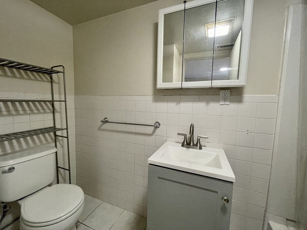 2 bed, 1 bath apartment for rent at 25 Oakland St Unit 1, Newton — photo 9 of 19