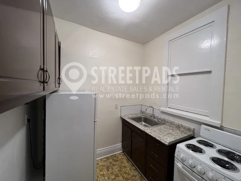 Studio bed, 1 bath apartment for rent at 25 Park Dr Unit 5, Fenway — photo 3 of 15