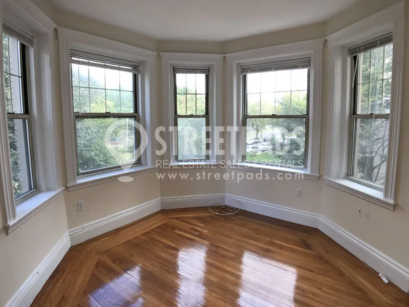 Studio bed, 1 bath apartment for rent at 25 Park Dr Unit 6, Fenway — photo 2 of 14