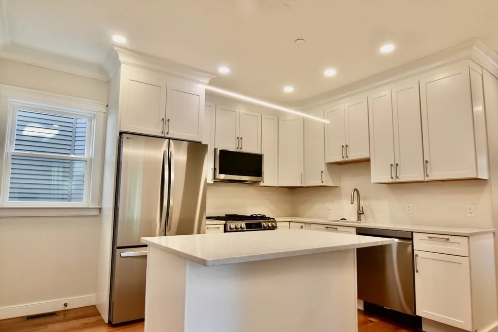 3 bed, 2 bath apartment for rent at 25 Peverell St Unit 1, Dorchester — photo 3 of 38