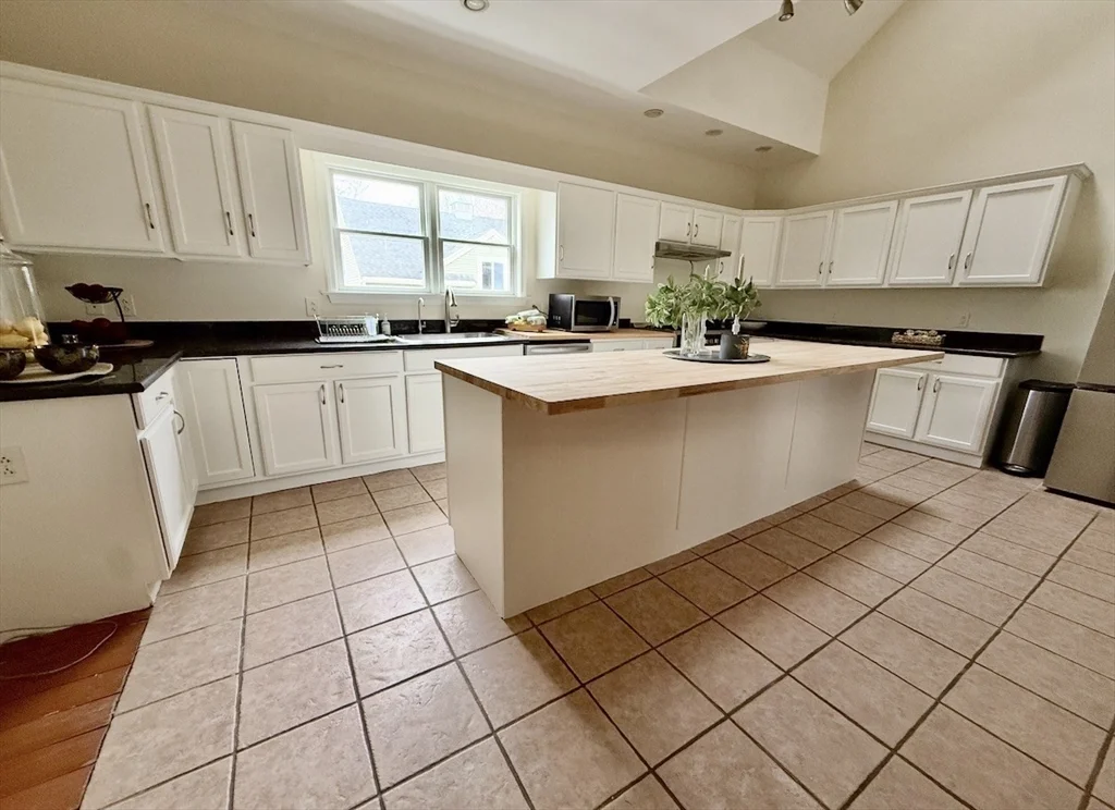 6 bed, 4+ bath apartment for rent at 25 Pleasant St, Nahant — photo 12 of 39