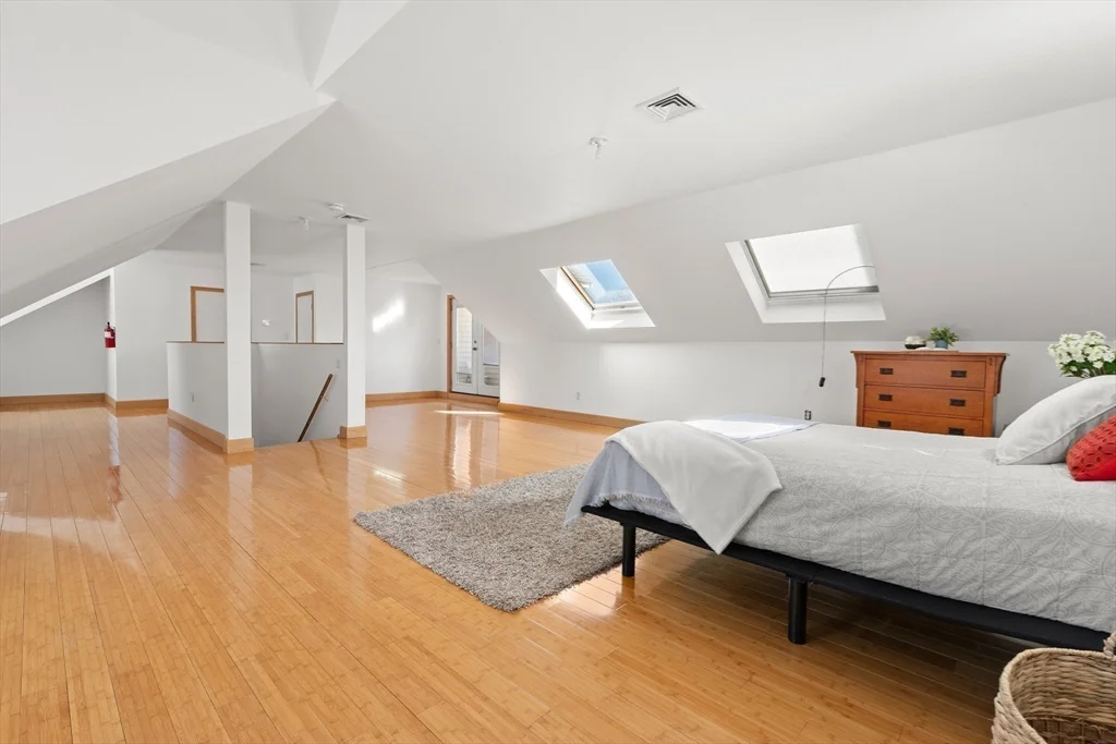 6 bed, 4+ bath apartment for rent at 25 Pleasant St, Nahant — photo 33 of 39