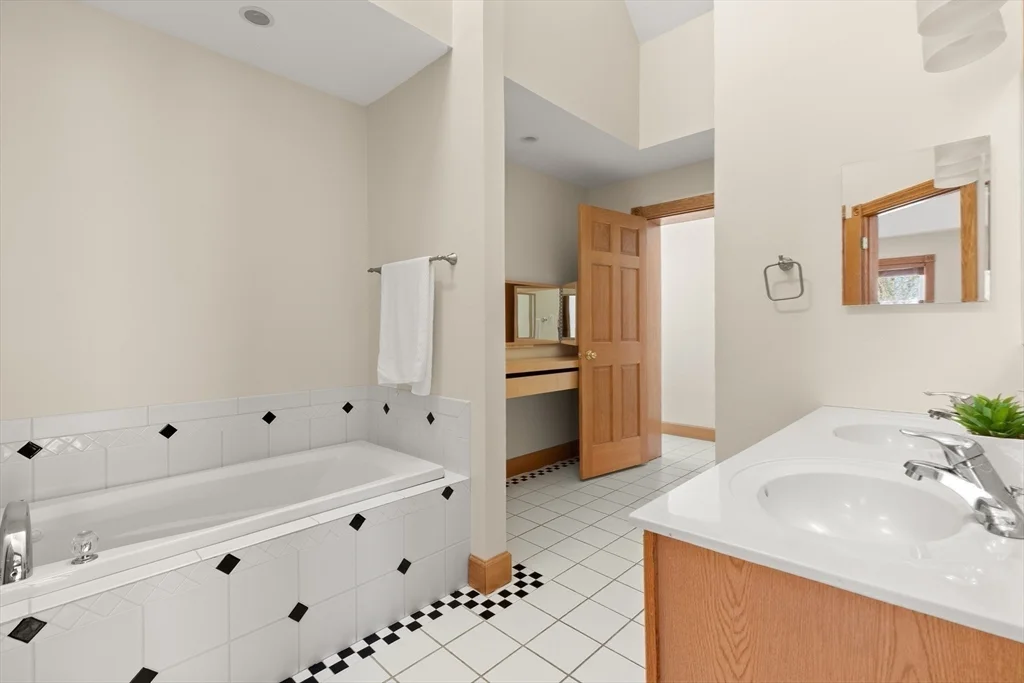 6 bed, 4+ bath apartment for rent at 25 Pleasant St, Nahant — photo 31 of 39