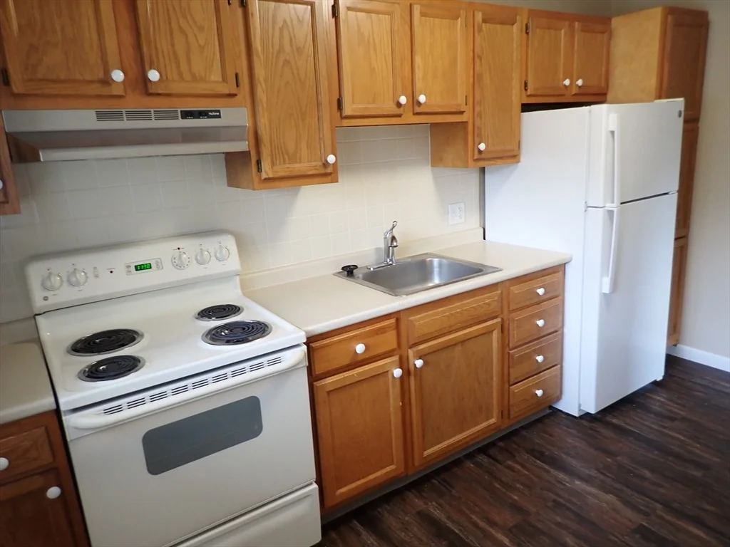 1 bed, 1 bath apartment for rent at 25 Pond St Unit 30, Banks Square — photo 3 of 11