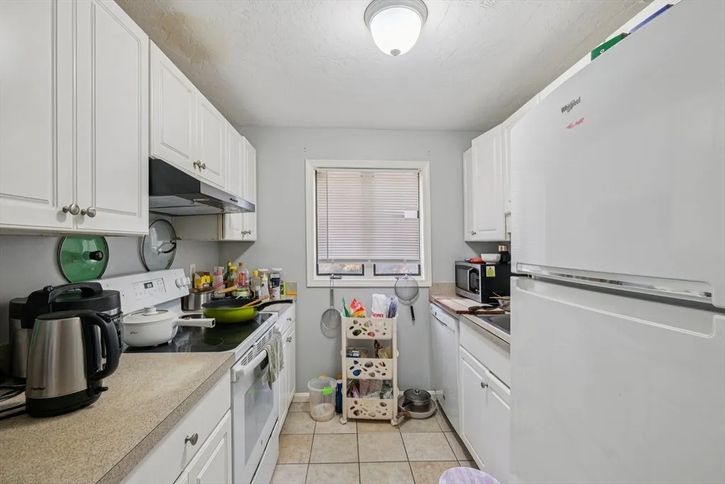 2 bed, 1 bath apartment for rent at 25 Rockland St Unit 3, West Roxbury — photo 4 of 9