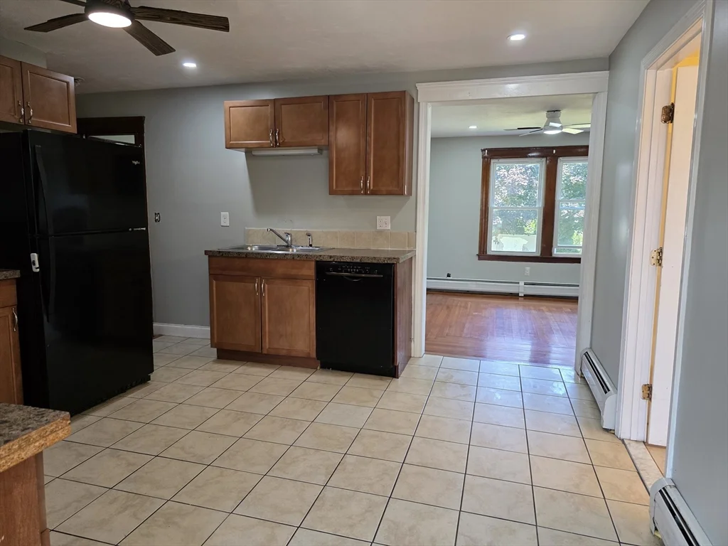 3 bed, 1 bath apartment for rent at 25 Slater St Unit 1st Fl, Webster — photo 3 of 21
