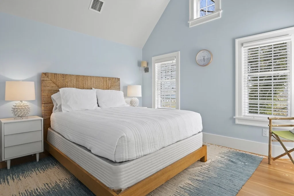 4 bed, 2 bath apartment for rent at 25 Washington St, Nantucket — photo 9 of 13