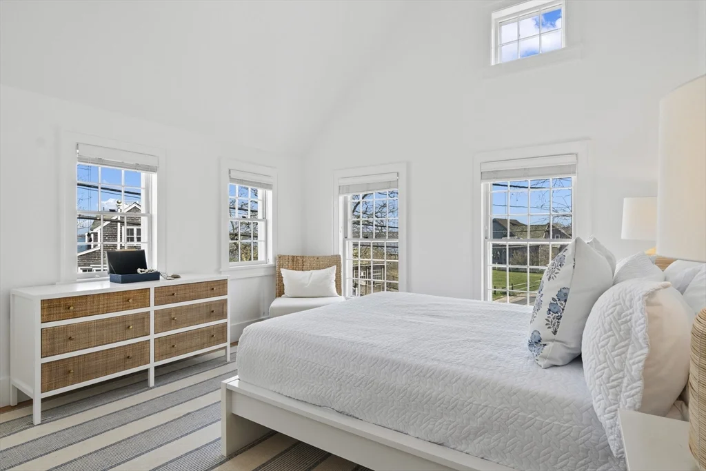 4 bed, 2 bath apartment for rent at 25 Washington St, Nantucket — photo 10 of 13