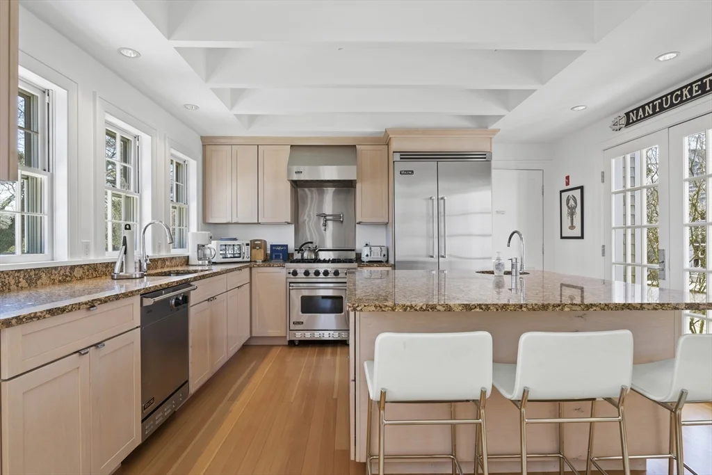 4 bed, 2 bath apartment for rent at 25 Washington St, Nantucket — photo 5 of 13