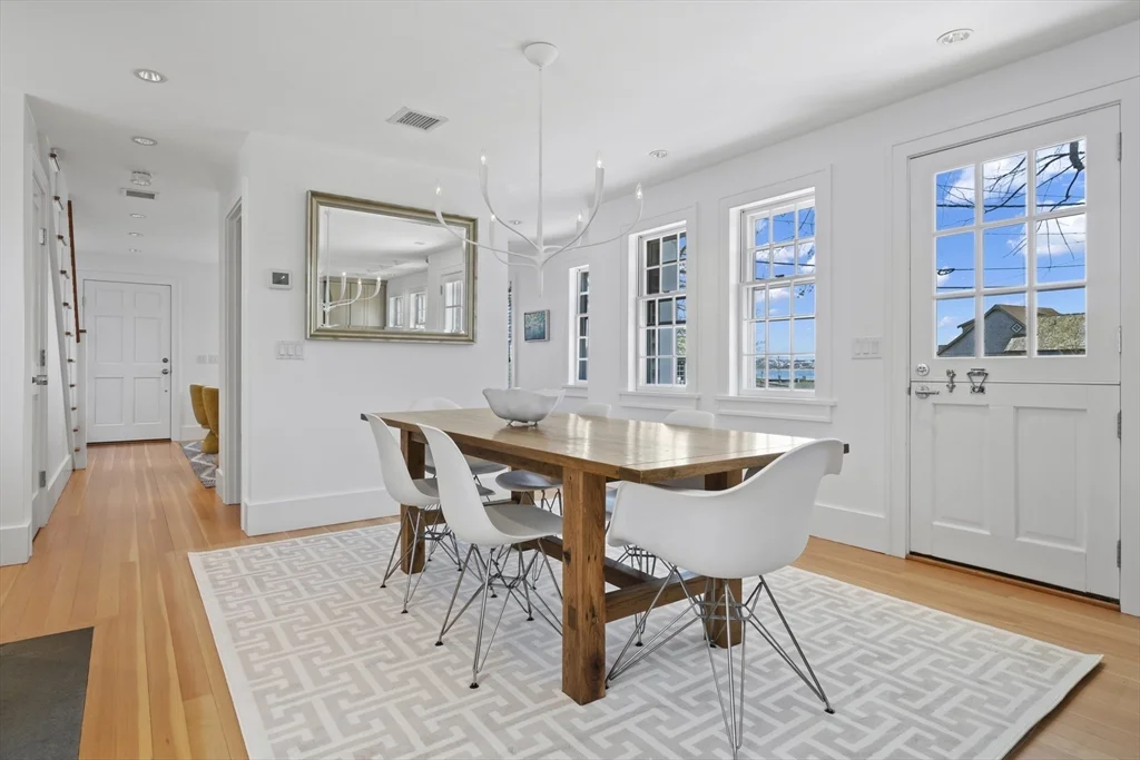 4 bed, 2 bath apartment for rent at 25 Washington St, Nantucket — photo 4 of 13