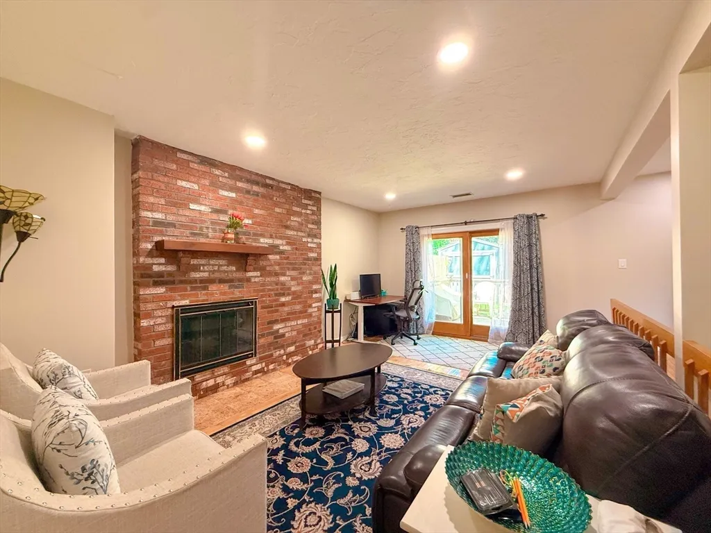 2 bed, 1 bath apartment for rent at 25 Westview Rd Unit 25, West Natick — photo 3 of 18