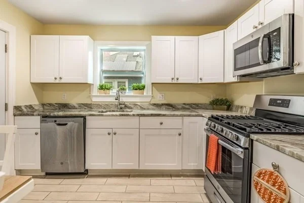 3 bed, 1 bath apartment for rent at 25 Weybosset St Unit Apt. 2, Hyde Park — photo 4 of 20