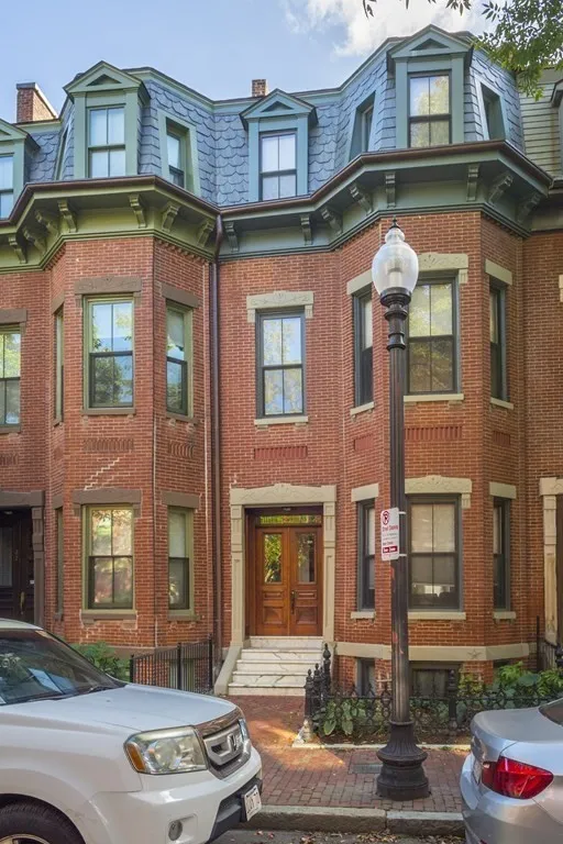 4 bed, 3 bath apartment for rent at 25 Worthington St Unit 1, Roxbury
