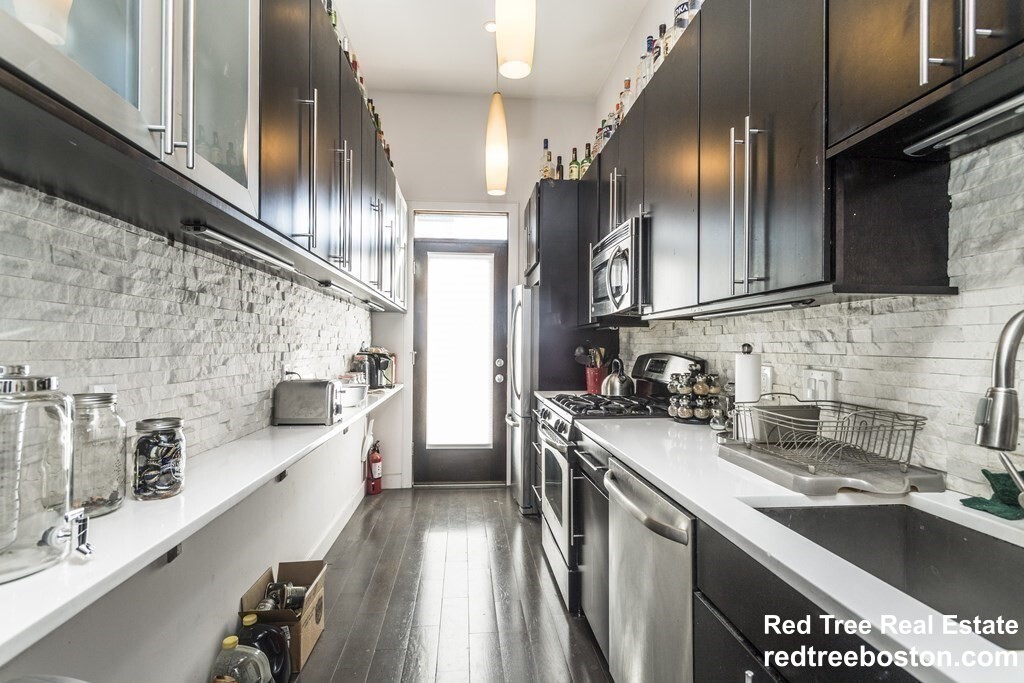 4 bed, 3 bath apartment for rent at 25 Worthington St Unit 2, Mission Hill