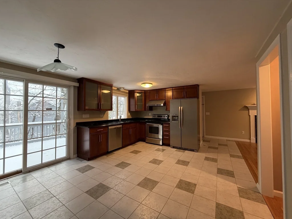 4 bed, 3 bath apartment for rent at 25 Wren Ter, Quincy — photo 4 of 36