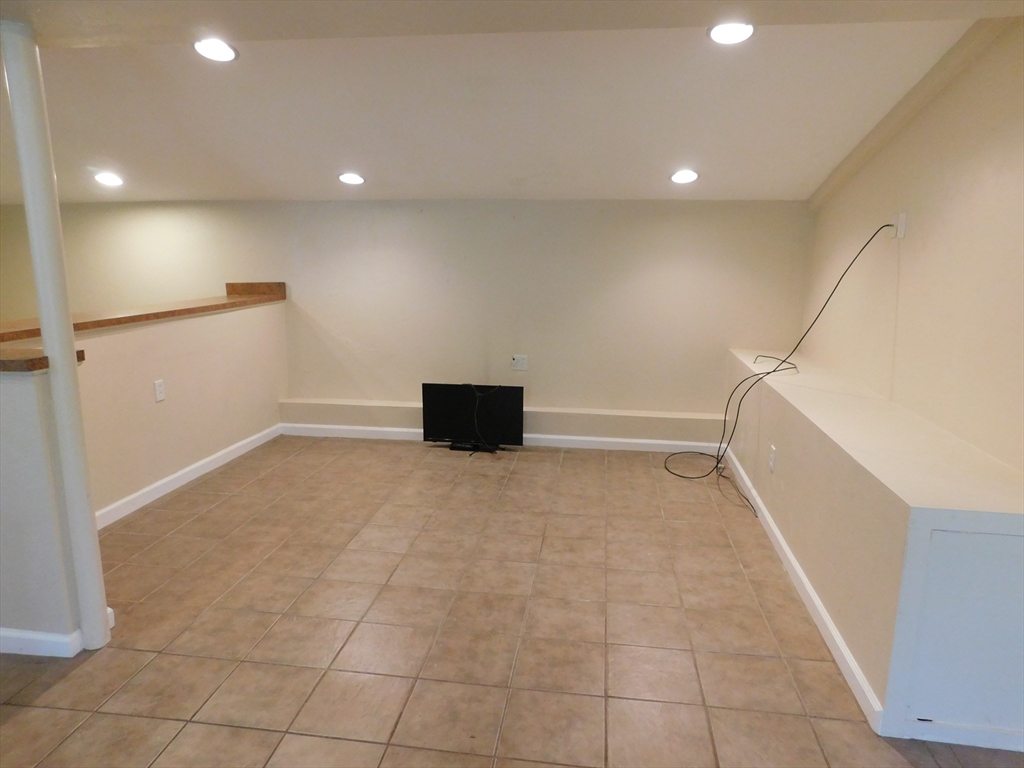 2 bed apartment for rent at 250-A Parkerville Rd Unit E, Southborough — photo 5 of 18