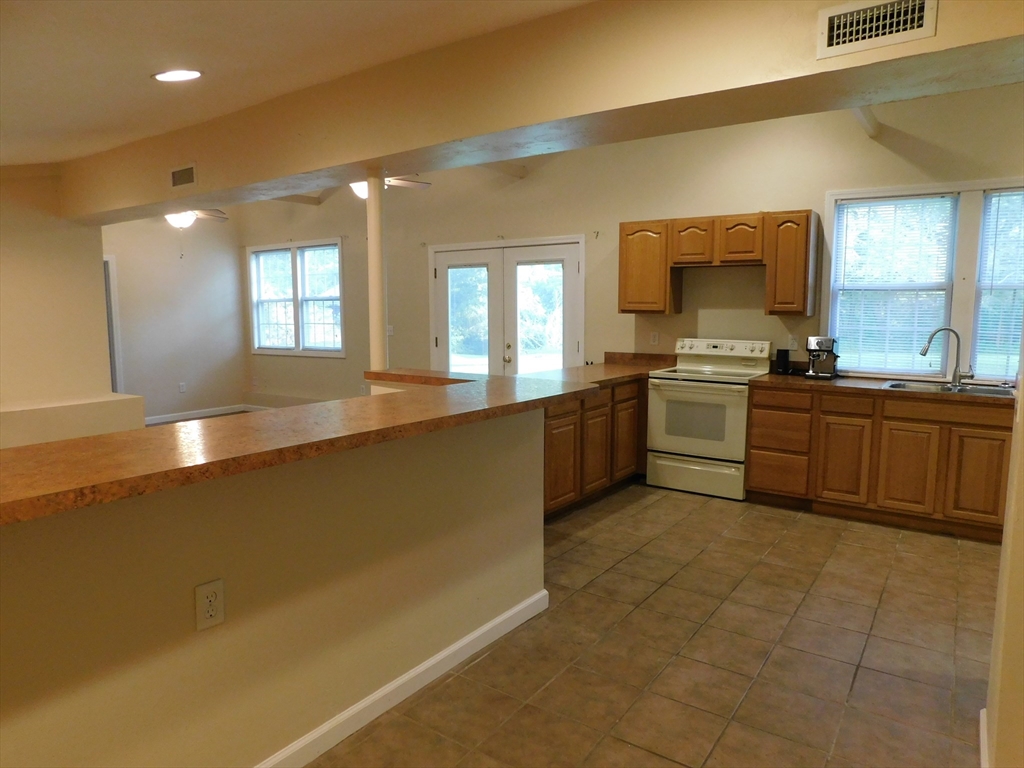 2 bed apartment for rent at 250-A Parkerville Rd Unit E, Southborough — photo 11 of 18