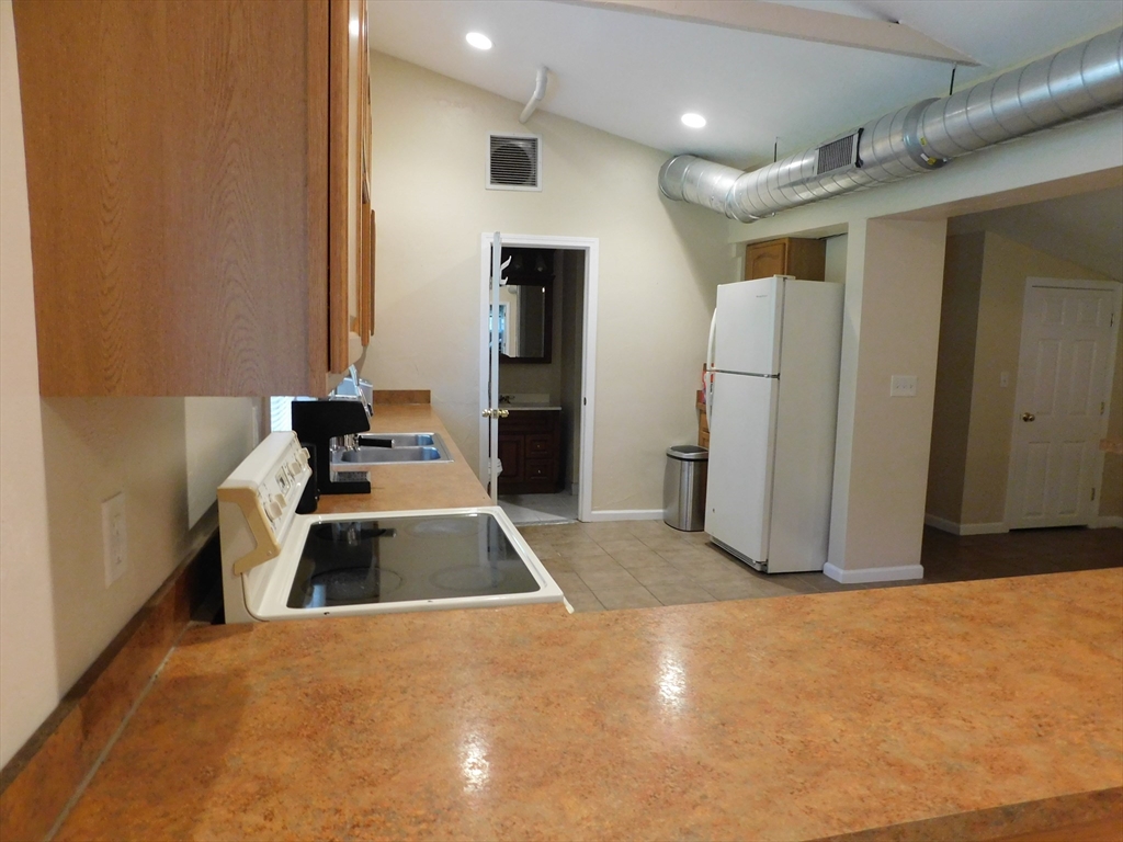 2 bed apartment for rent at 250-A Parkerville Rd Unit E, Southborough — photo 3 of 18