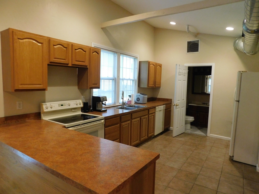 2 bed apartment for rent at 250-A Parkerville Rd Unit E, Southborough — photo 2 of 18
