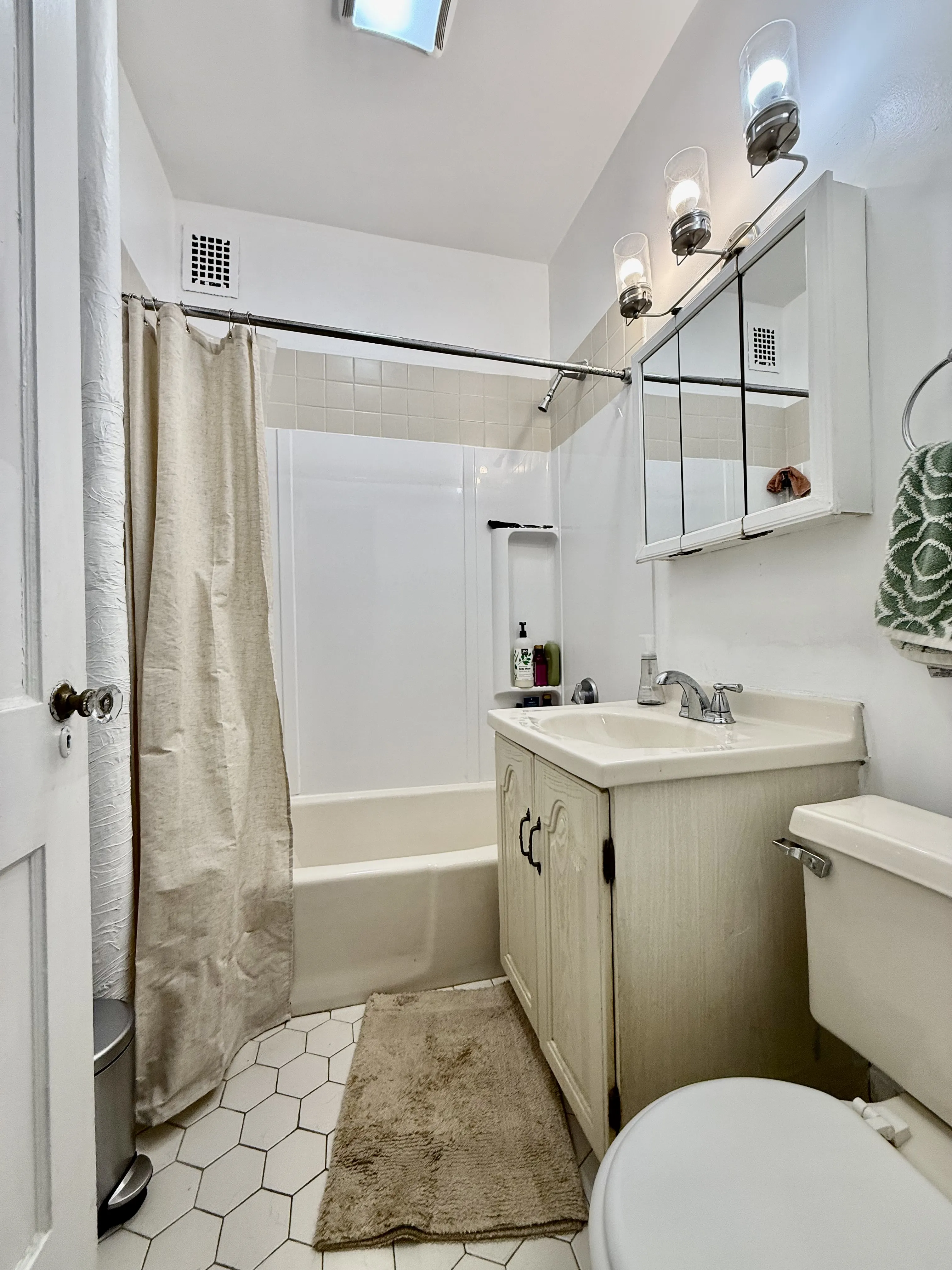 2.5 bed, 1.5 bath apartment for rent at 250 Commonwealth Ave Unit 20, Back Bay — photo 13 of 21